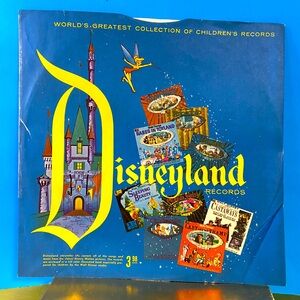 WALT DISNEY’S DUMBO DISNEYLAND VINYL RECORD DQ-1204 AND DISNEYLAND RECORD SLEEVE